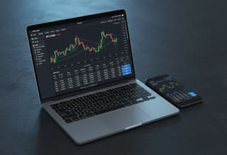 Monitoriza la actividad — consulta el historial de trading y la actividad de la cuenta