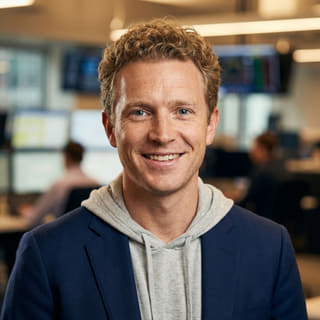 Ryan Brooks, identificado como analista principal de trading en Serena Poseanza, en una imagen de perfil